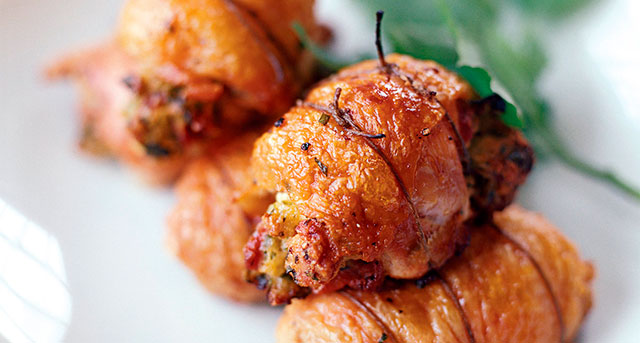 Куриные бедрышки, фаршированные черносливом и сыром